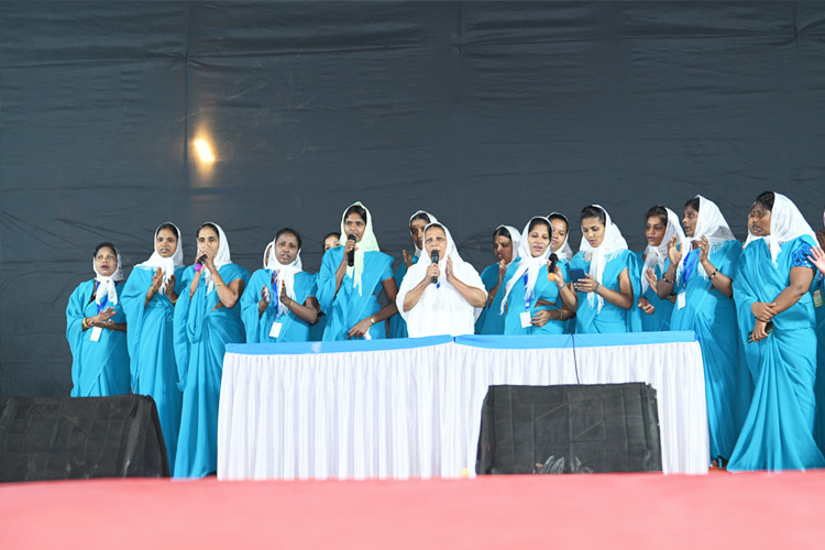 On January 13 and 14, 2024, thousands gathered for Grace Ministry's two-day prayer meeting at Sion on the Mumbai grounds. The two-day prayer assembly drew attendees from around Mumbai in Koliwada, Dharavi.